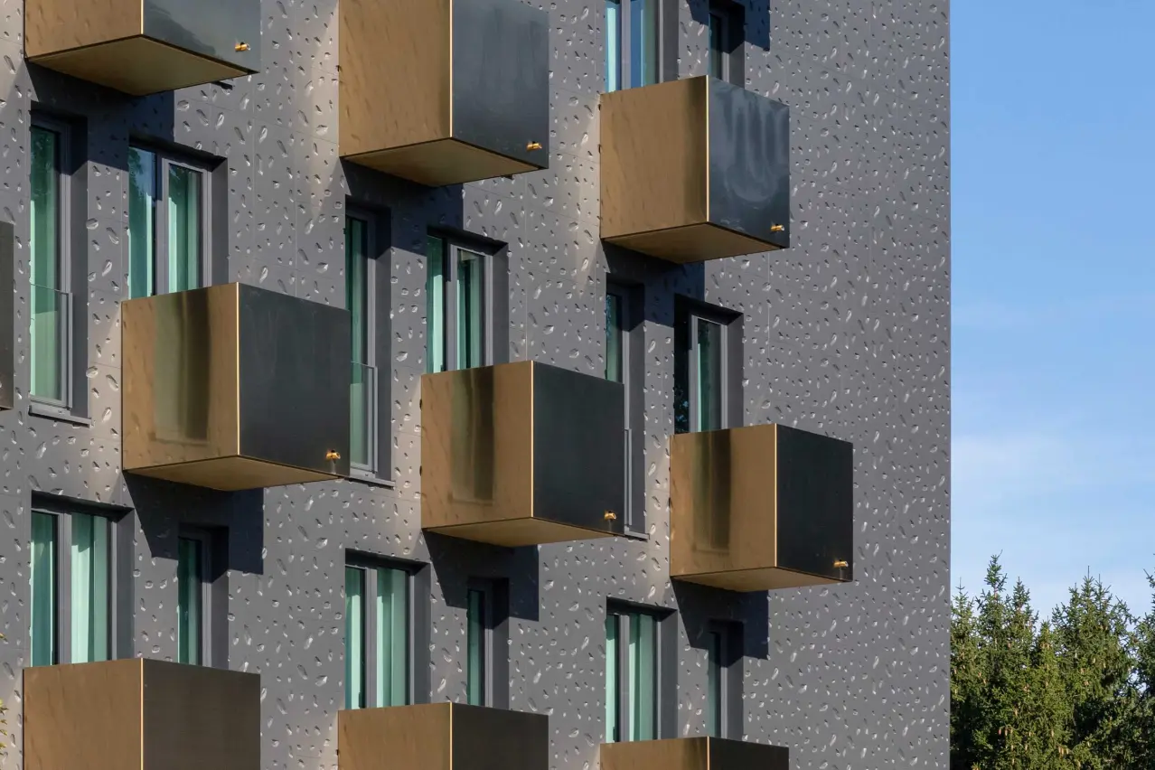 Detaliu al unei fațade argintii, termoizolate cu sistem Sto și placate cu elemente StoDeco