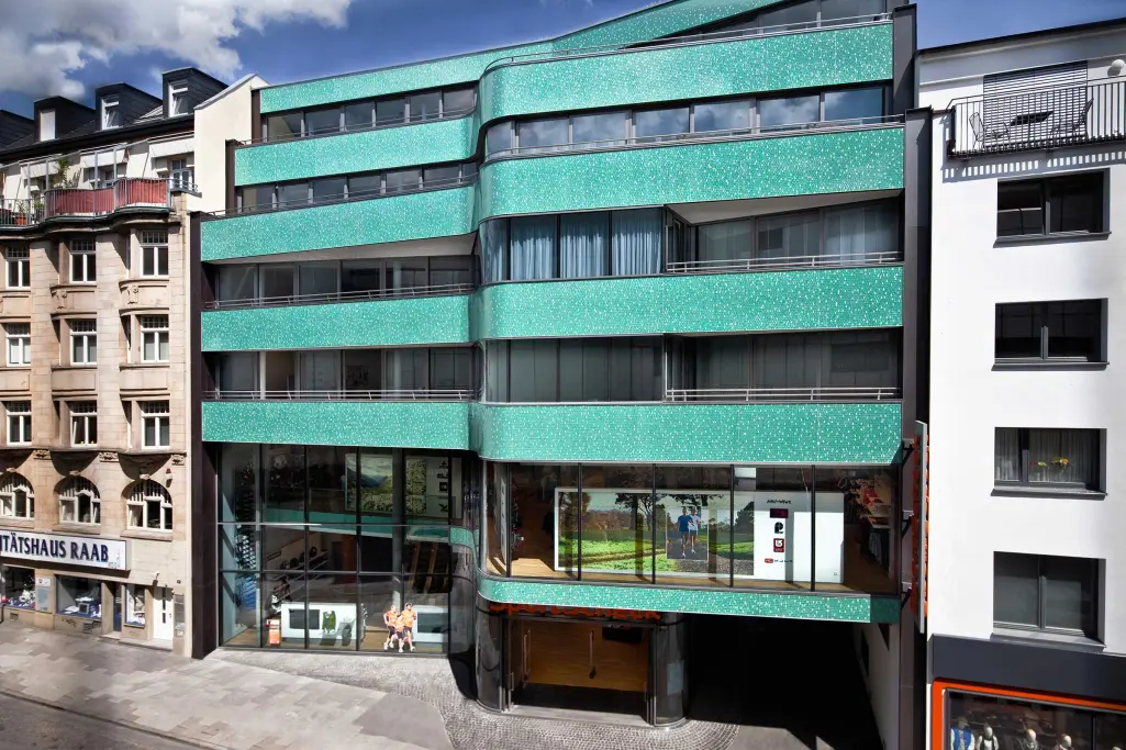Clădire rezidențială și comercială din Frankfurt, cu fațadă ventilată placată cu mozaic din sticlă verde StoVentec M