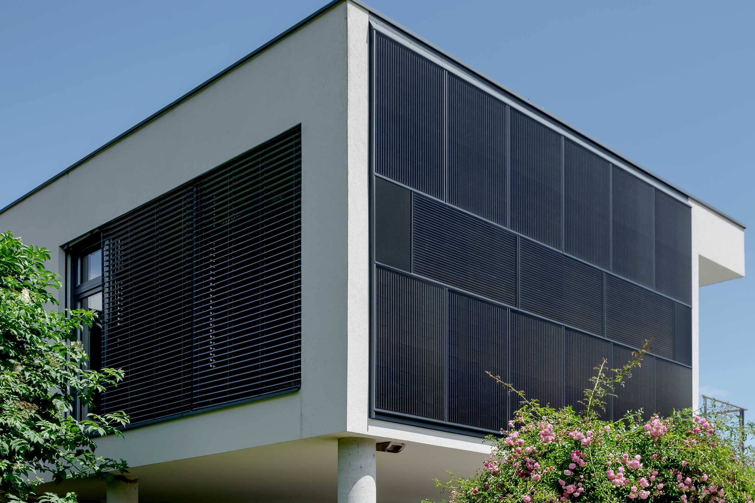 Fațadă fotovoltaică Sto pe un atelier de artă: fațadă ventilată care produce energie