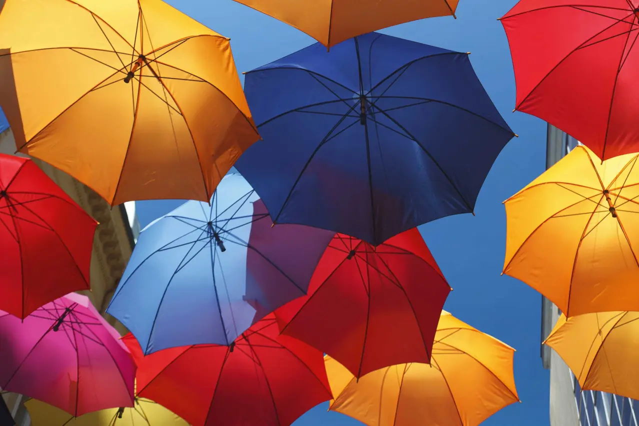 Umbrele de soare colorate – simbol pentru vopseaua de fațadă bionică StoColor Dryonic® S