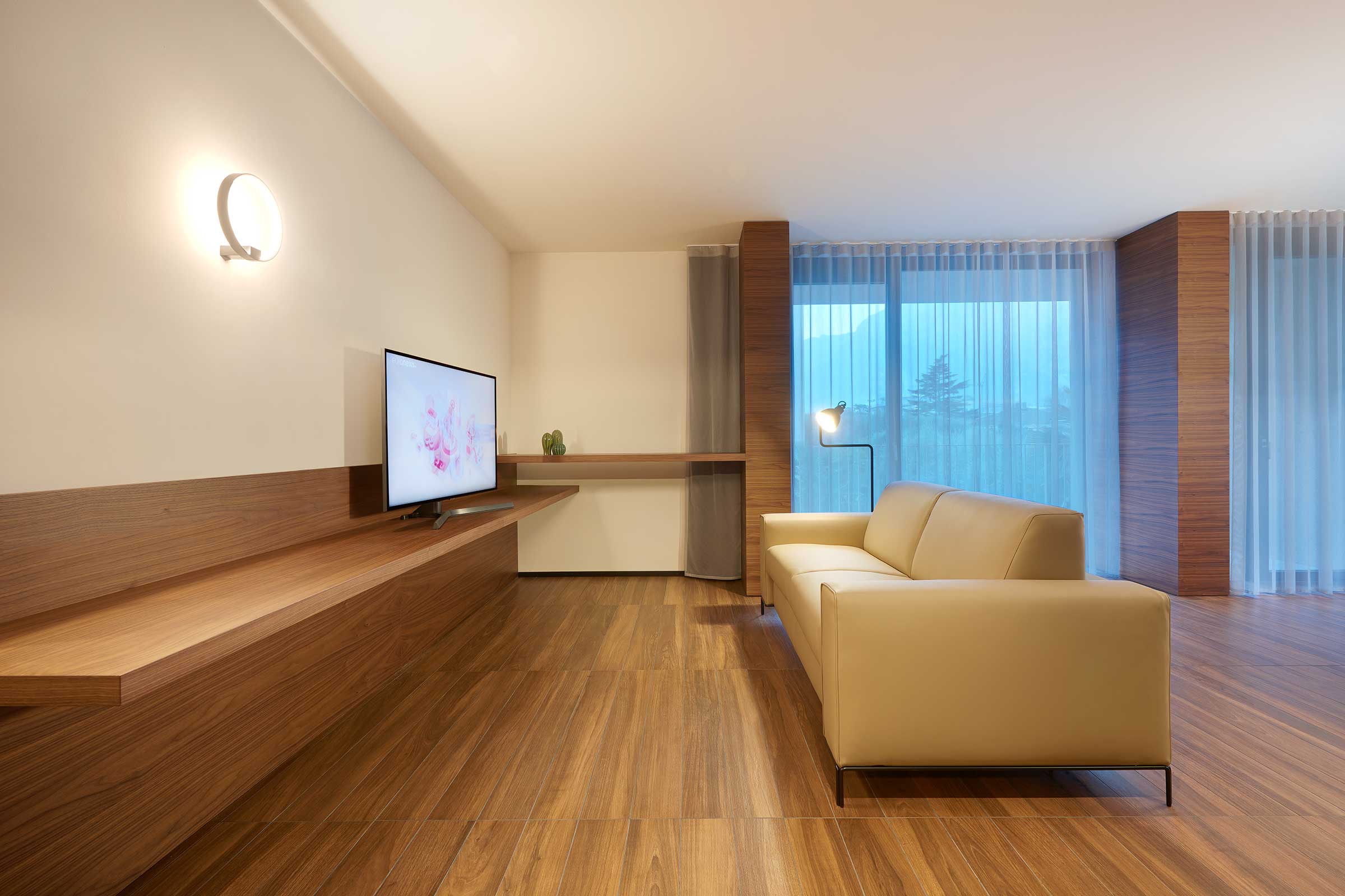 Vopsea în dispersie pentru interior StoColor Opticryl Gloss într-un spațiu de zi