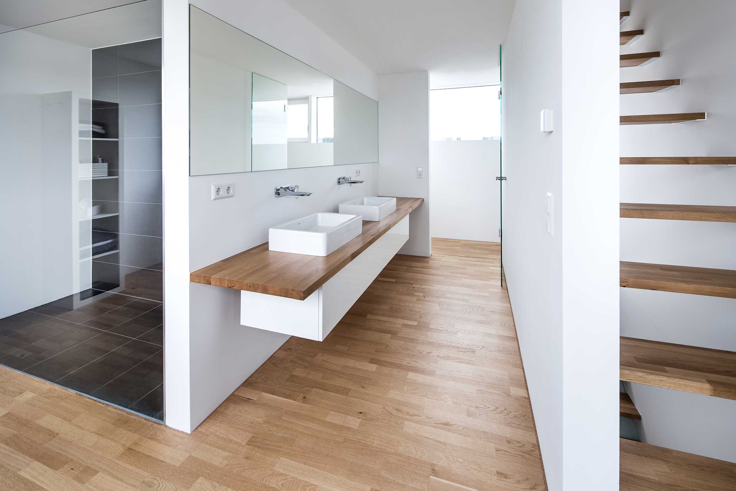 Zonă de locuit cu chiuvetă, finisată cu vopsea silicatică Sto pentru interior