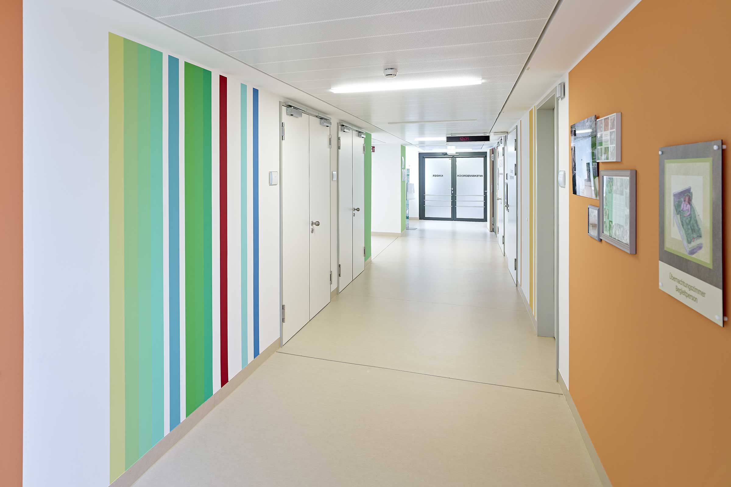 Vopsea rezistentă de tip lac Sto pe pereții colorați ai unui spital