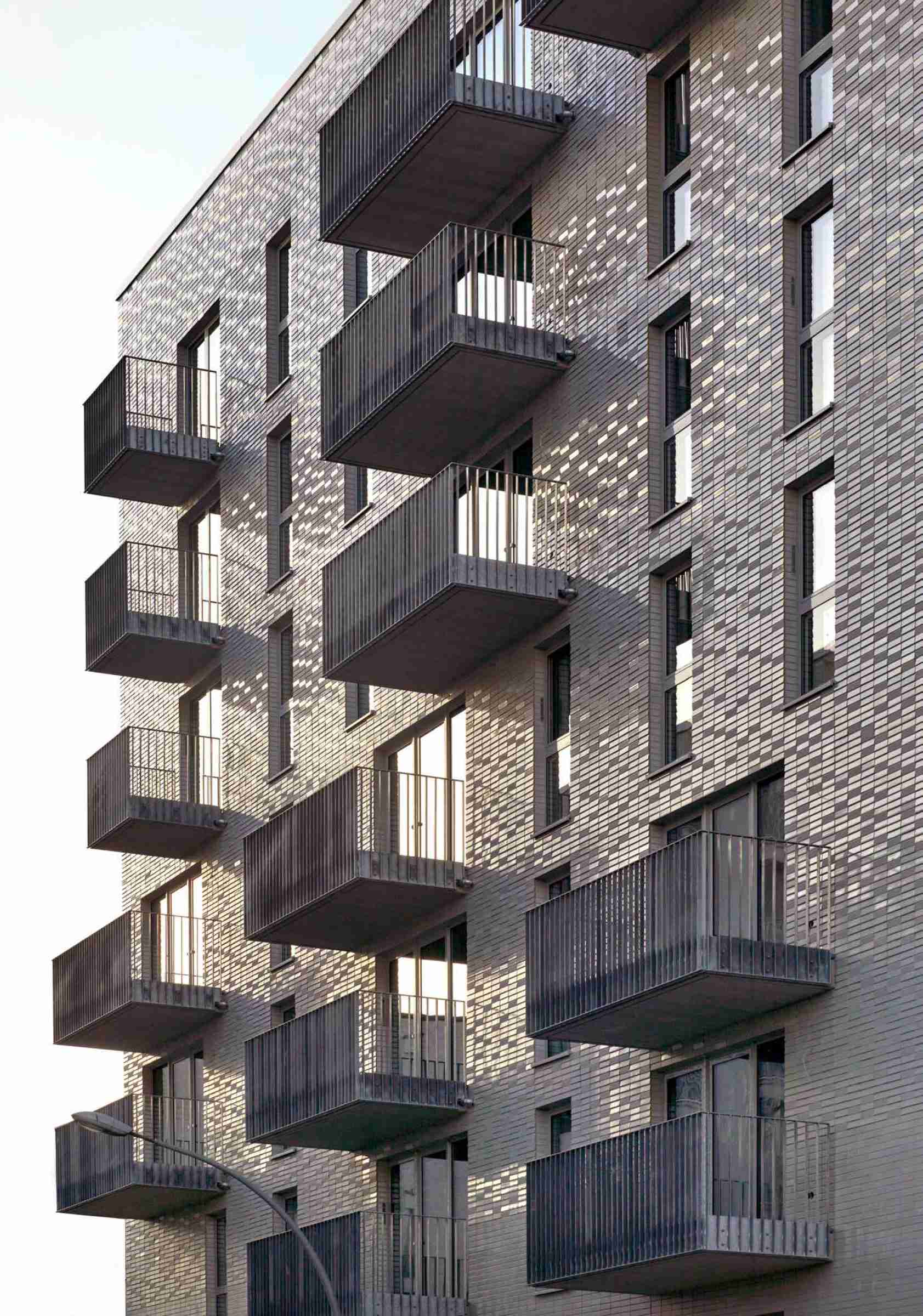 Fațada ceramică și balcoanele clădirii Sportlerhaus din Hamburg